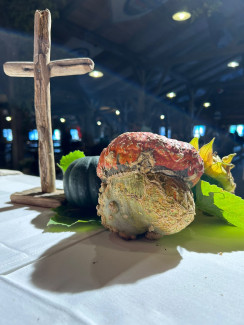 Kreuz auf dem Altar